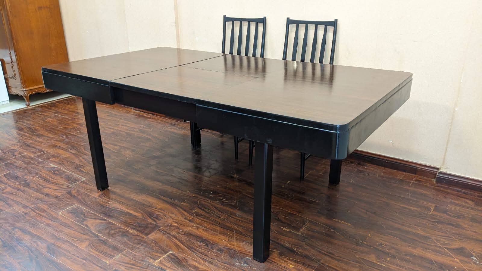 Extendable 6 Seater Dining Table with Extra Chair