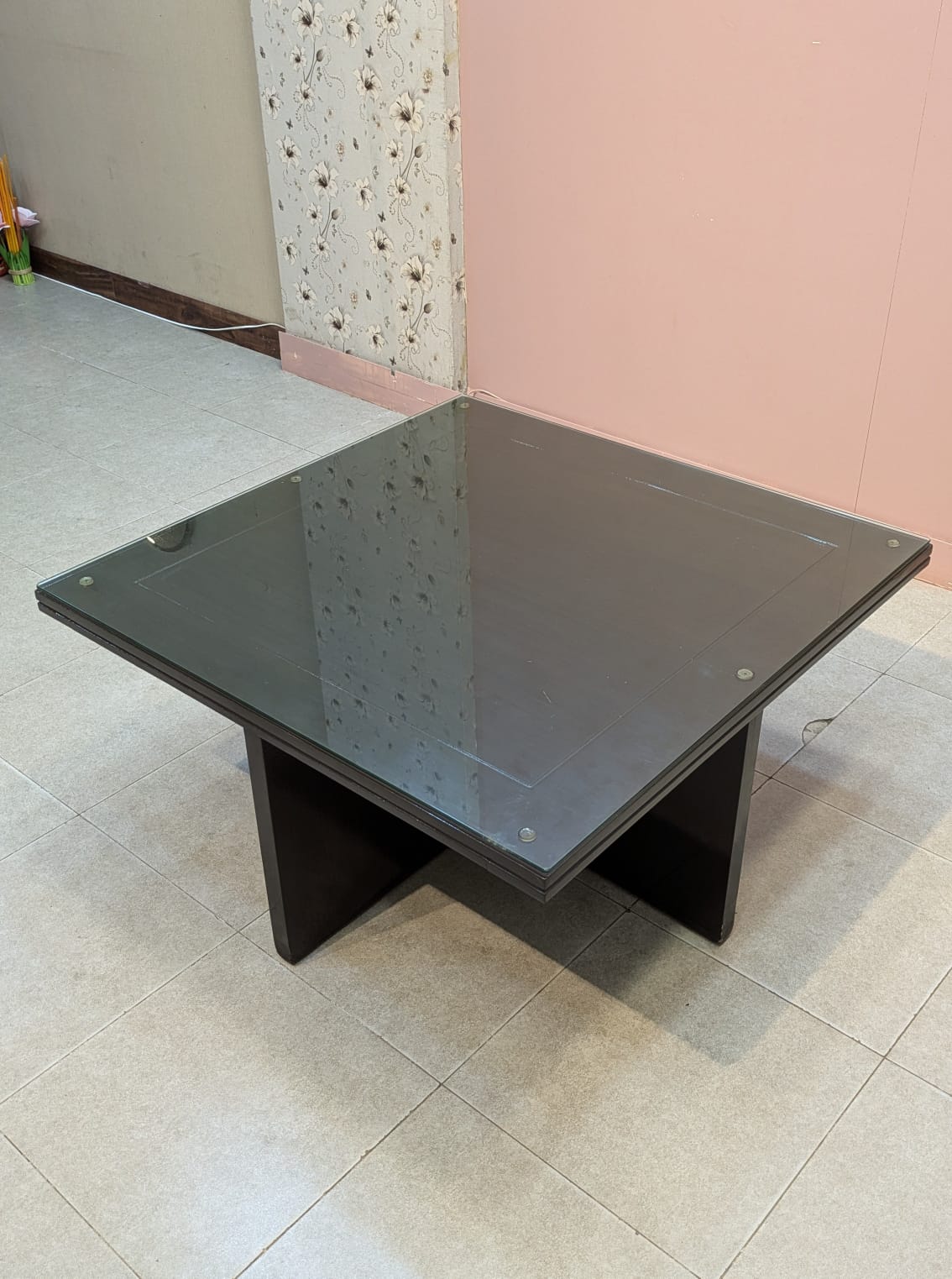 ELEGANT CENTER TABLE WITH 4 CUSHIONED STOOLS