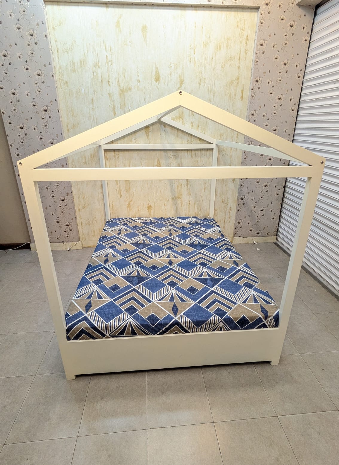HOUSE-STYLE QUEEN SIZE BED WITH MATTRESS