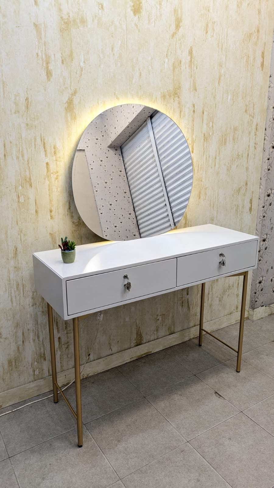 ✨ Elegant Console with Wall-Mounted Mirror ✨