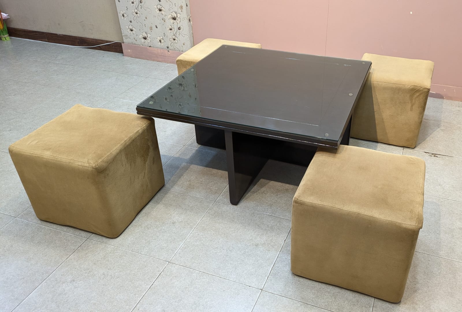 ELEGANT CENTER TABLE WITH 4 CUSHIONED STOOLS