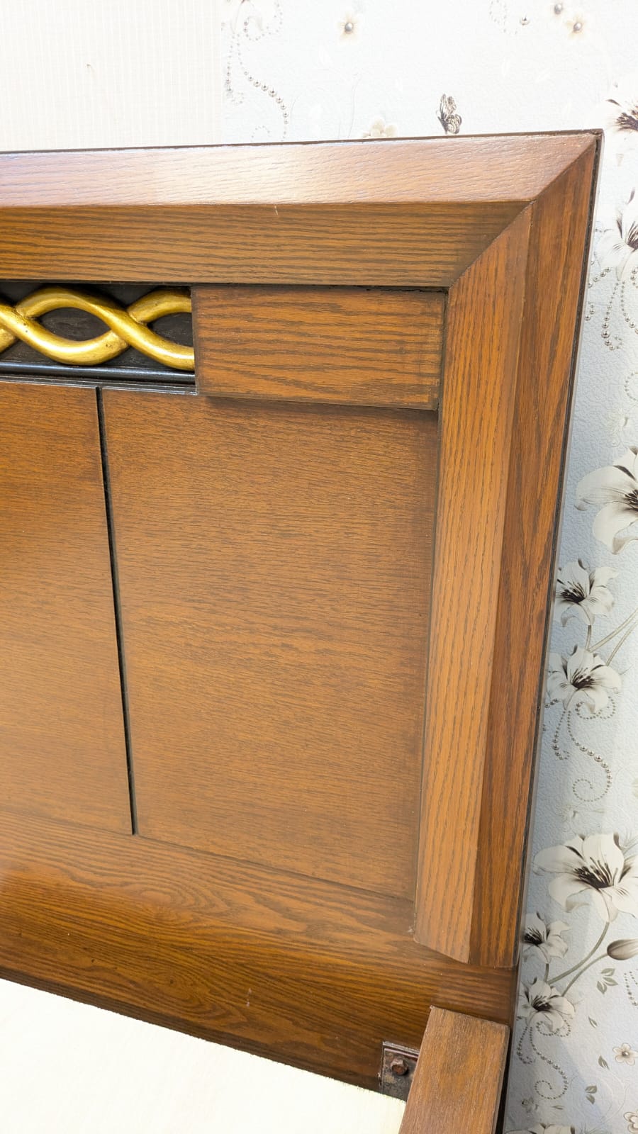 Pair of Twin Size Bed with Shared Side Table