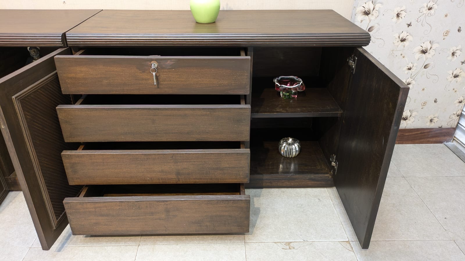 Elegant Design Sideboard