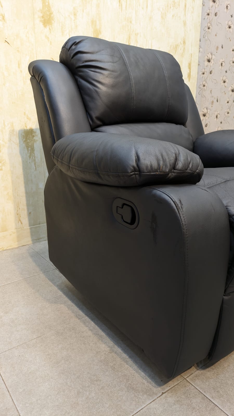 SUPER COMFORTABLE SKIN CONTACT LEATHER RECLINER
