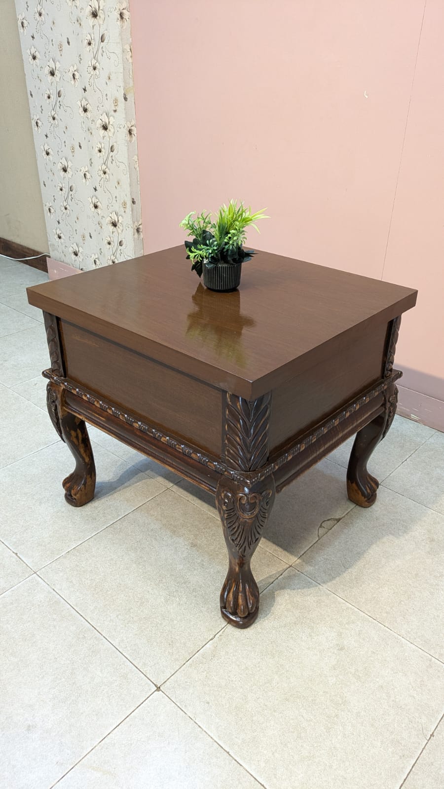 Corner table