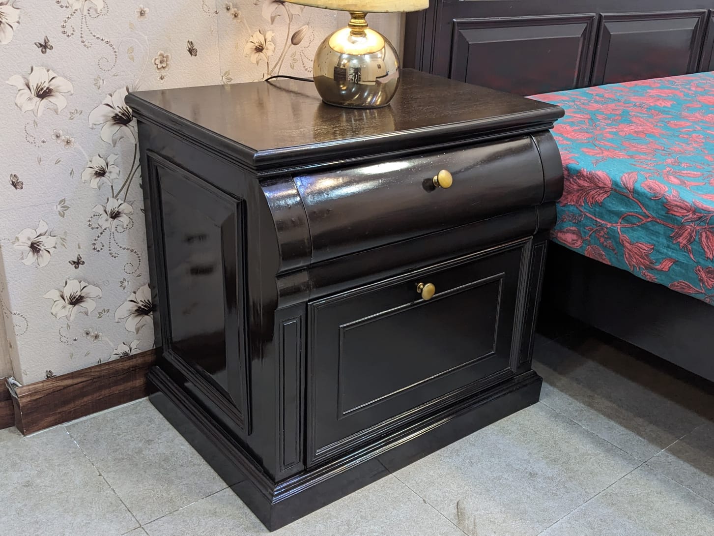 King Size Bed With 2 Side Tables and Dressing Table