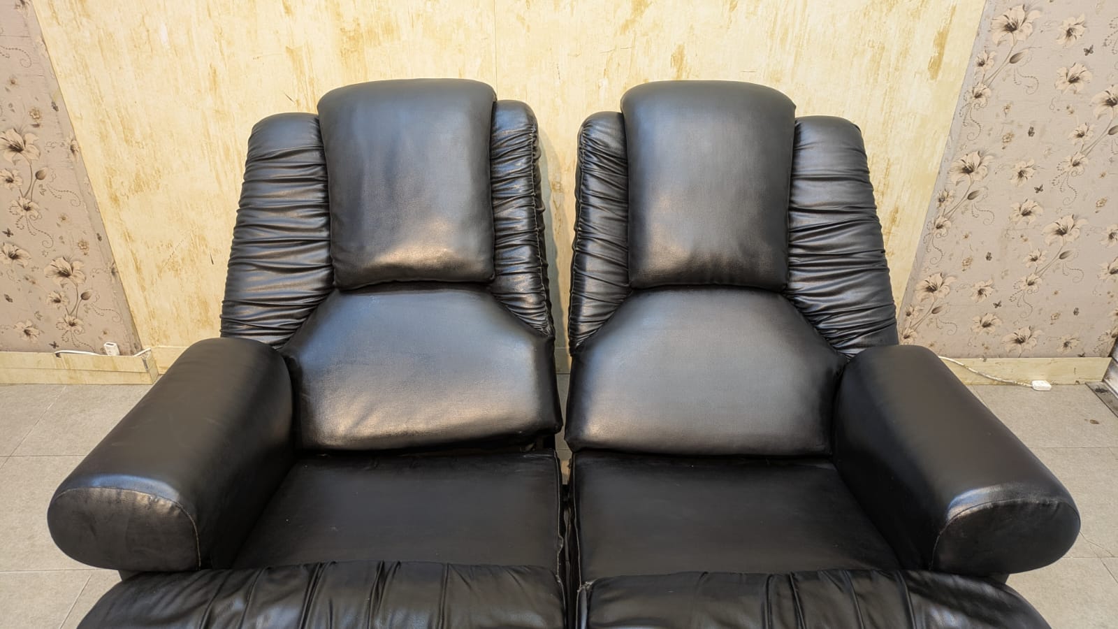 Super Comfortable 2-Seater Recliner Sofa