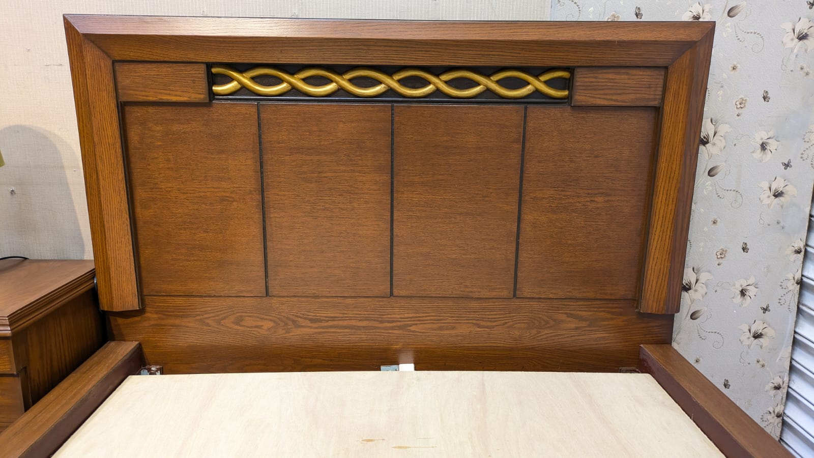 Pair of Twin Size Bed with Shared Side Table