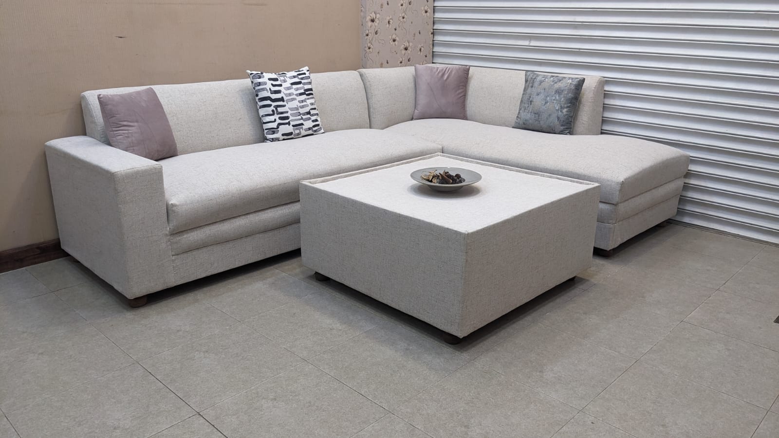 Modern Design 5 Seater L Shape Sofa Set with Center Table