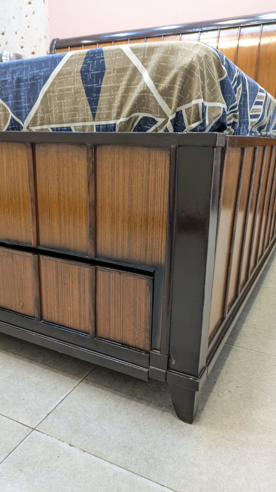 ELEGANT KING SIZE BED WITH 2 SIDE TABLES – STYLE MEETS SMART STORAGE!
