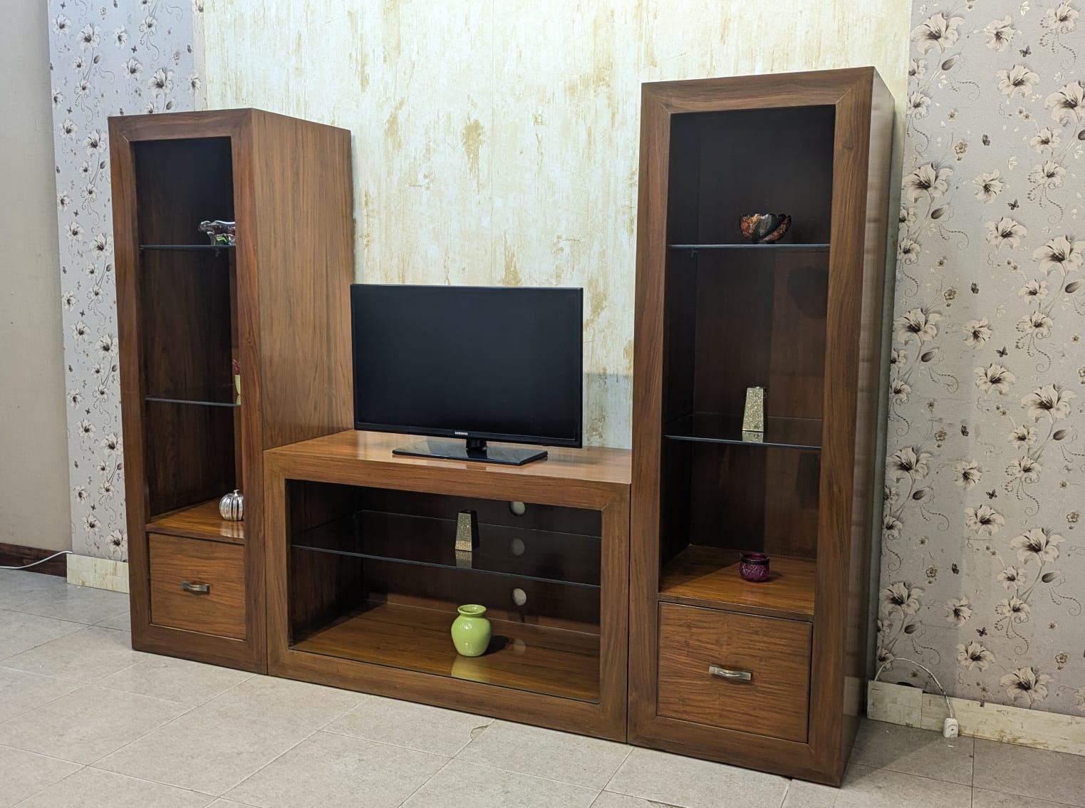 LED Unit with built-In Display Shelves