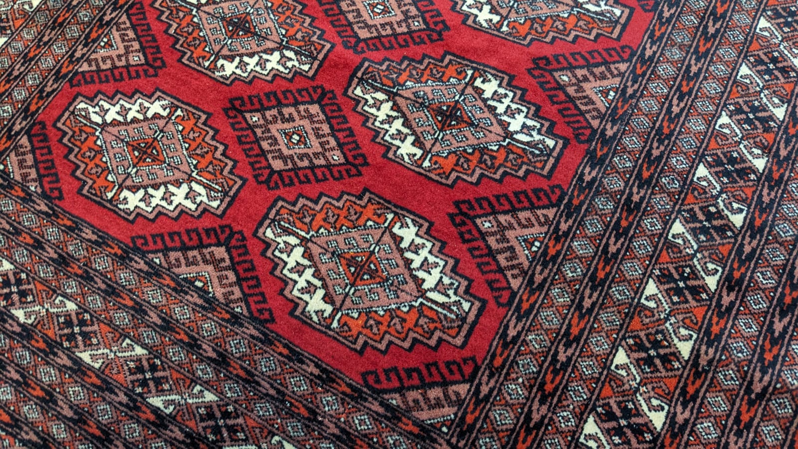 Vintage Sarook Hand Knotted Rug