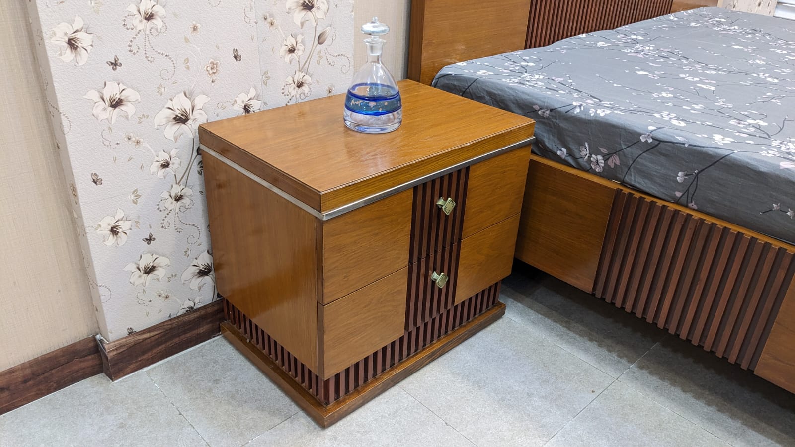 King Size Bed with 1 Side Table