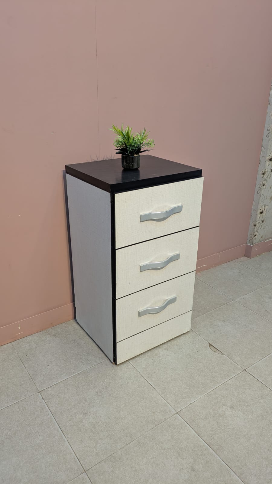 MODERN 3-DRAWER CHEST OF DRAWERS