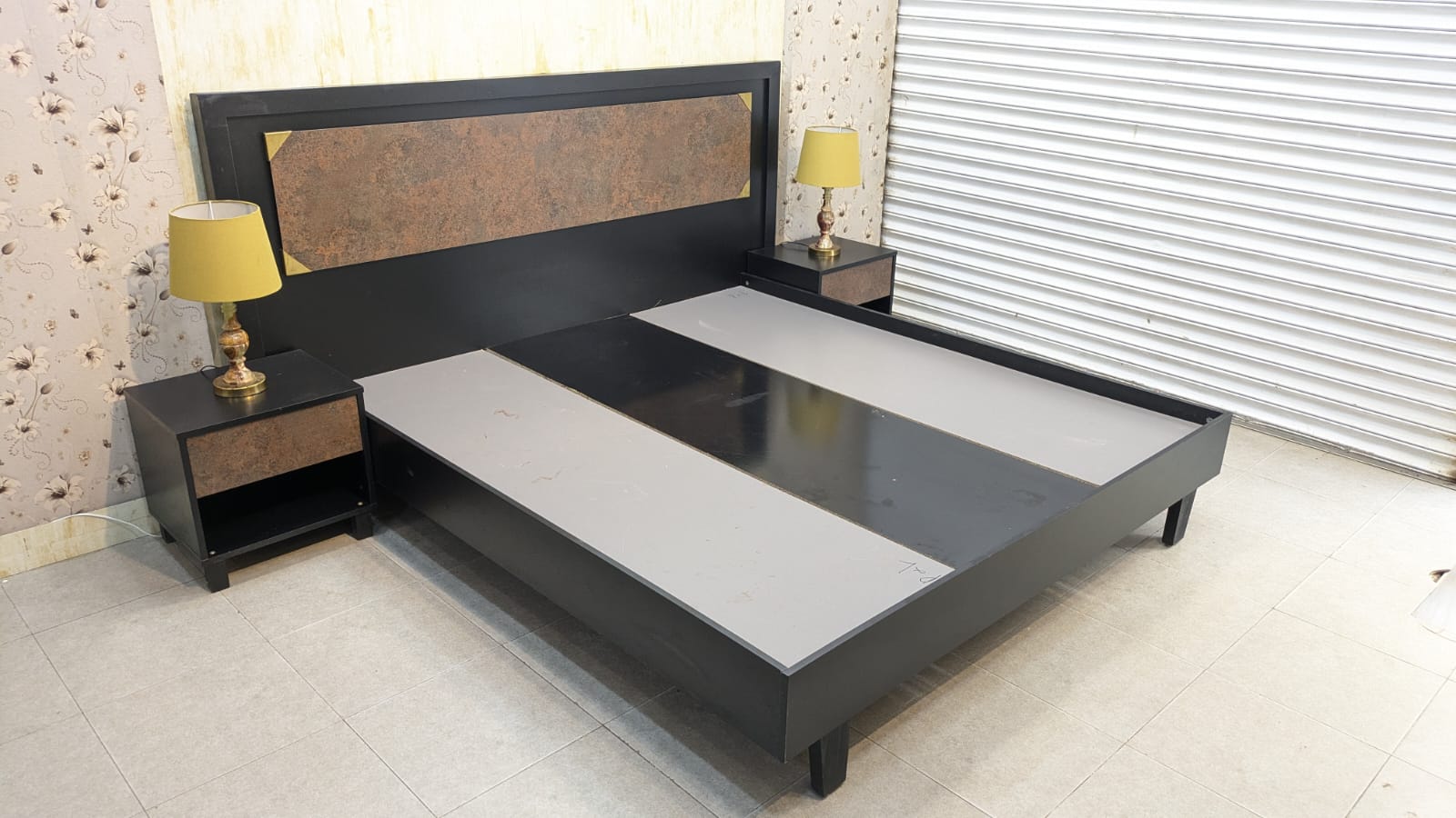 King Size Bed With 2 Side Table