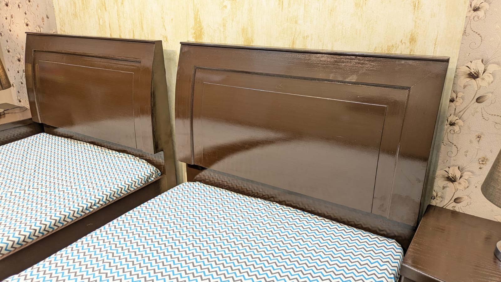 Pair Of Single Beds with 2 Side Tables