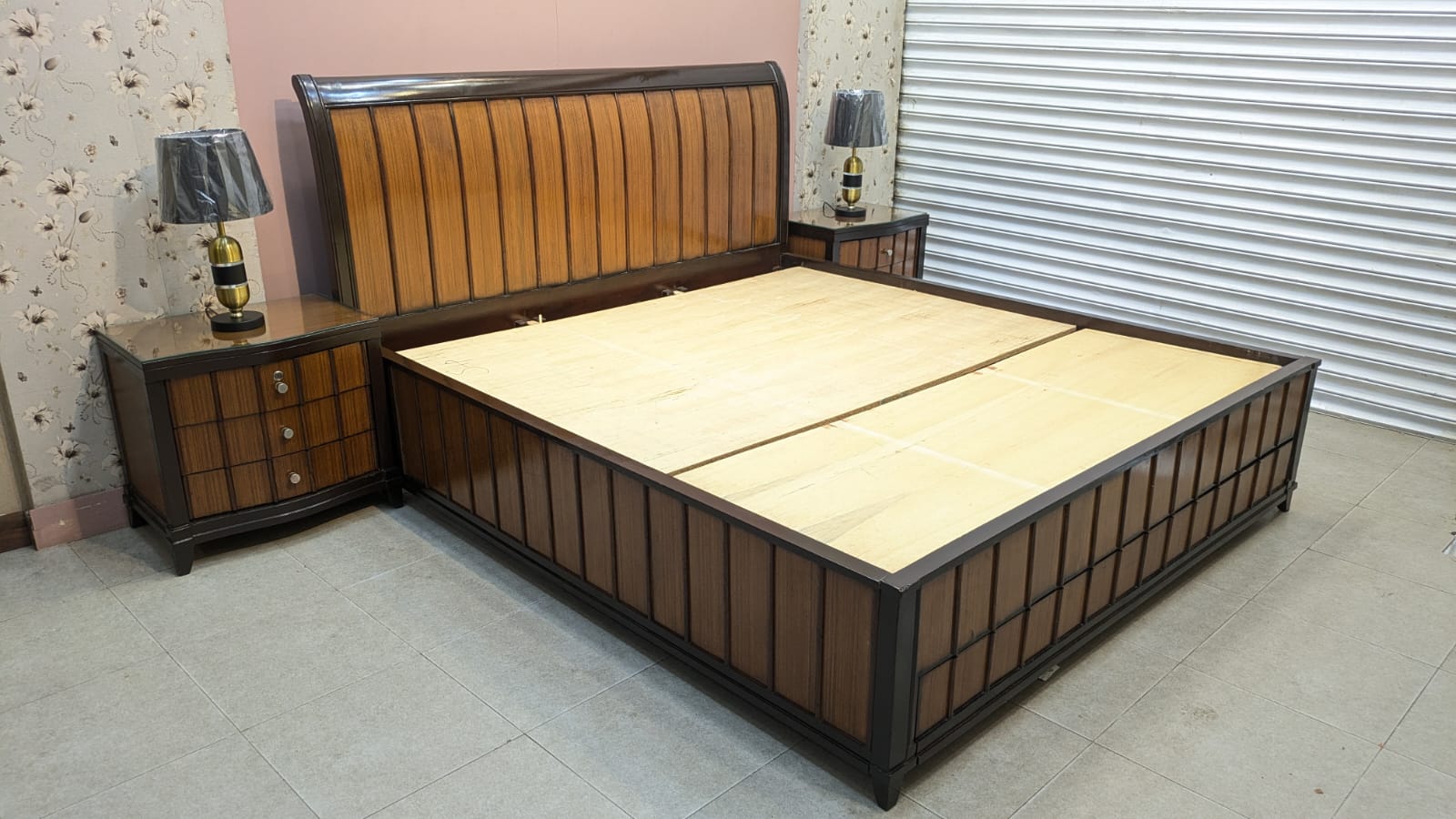 ELEGANT KING SIZE BED WITH 2 SIDE TABLES – STYLE MEETS SMART STORAGE!