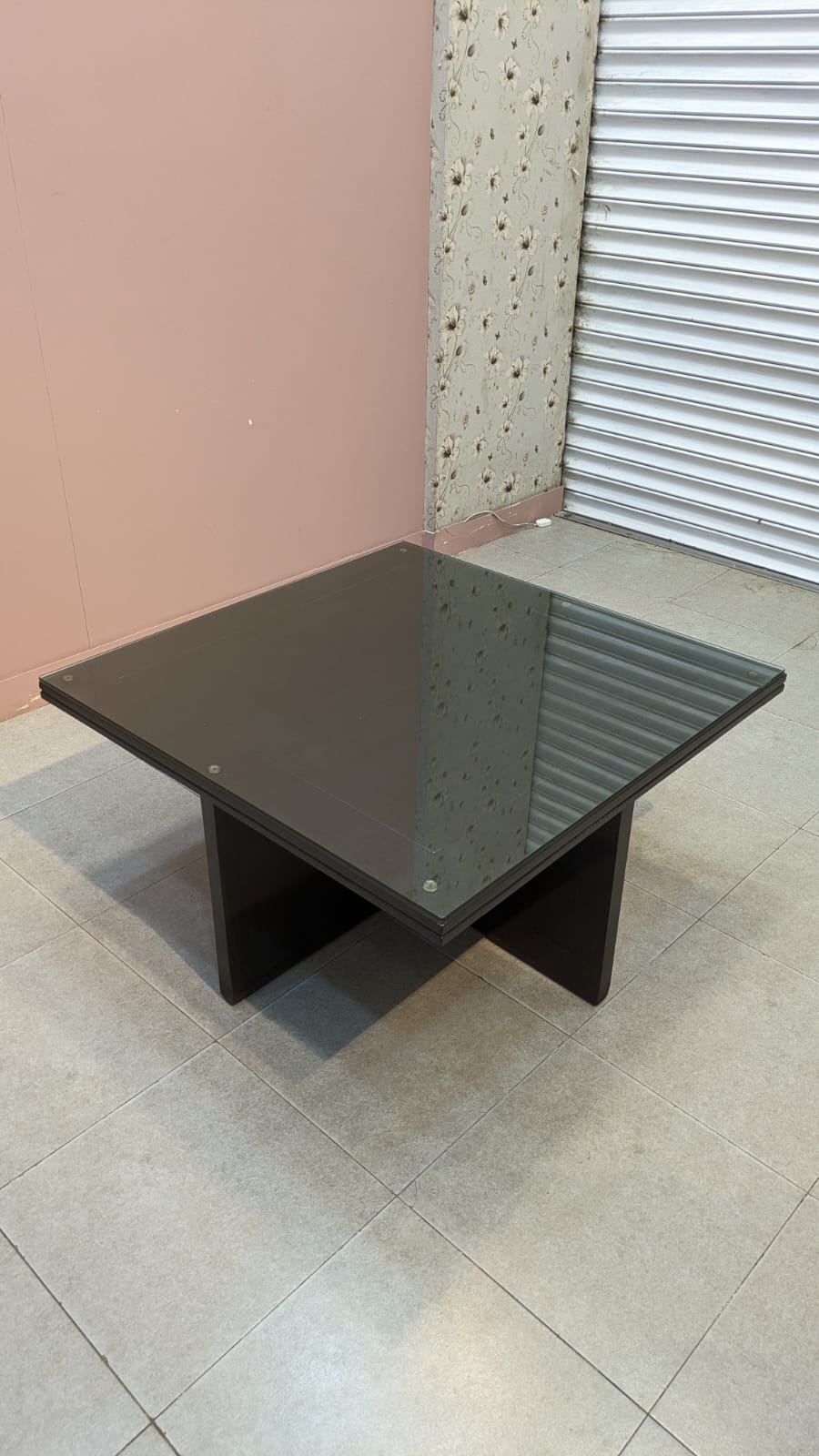 ELEGANT CENTER TABLE WITH 4 CUSHIONED STOOLS
