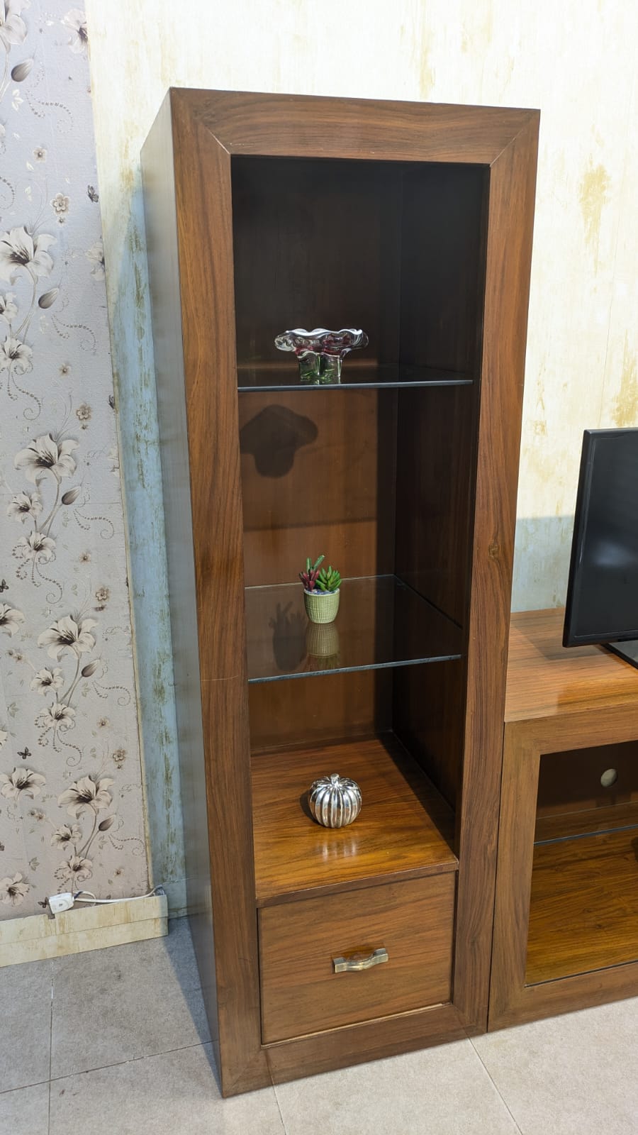 LED Unit with built-In Display Shelves