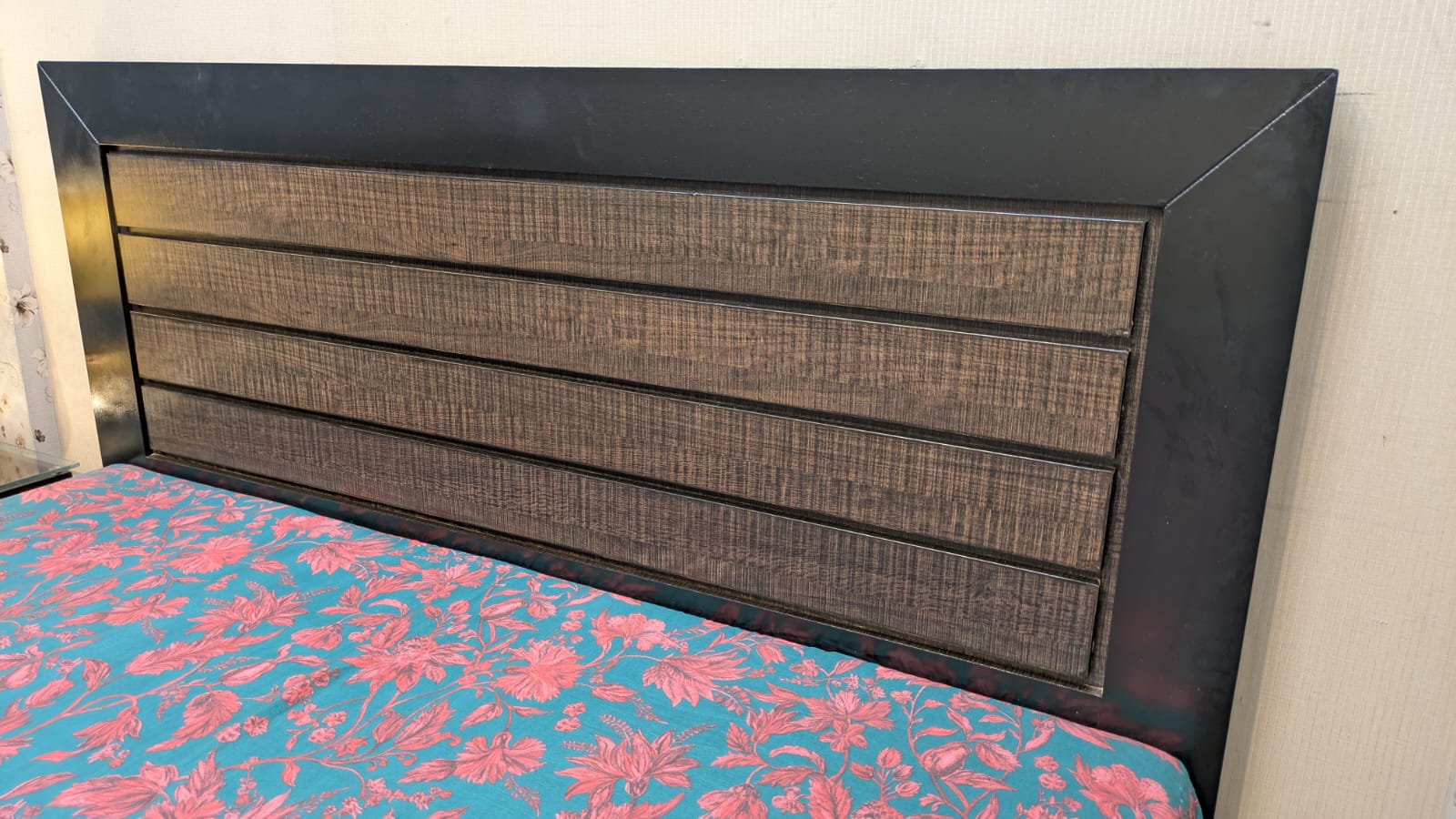 King Size Bed With 1 Side Table