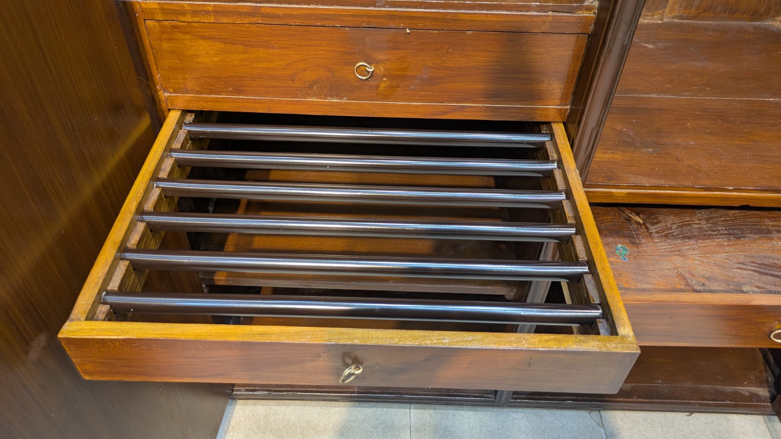 Sheesham Wood 2-Door Almirah