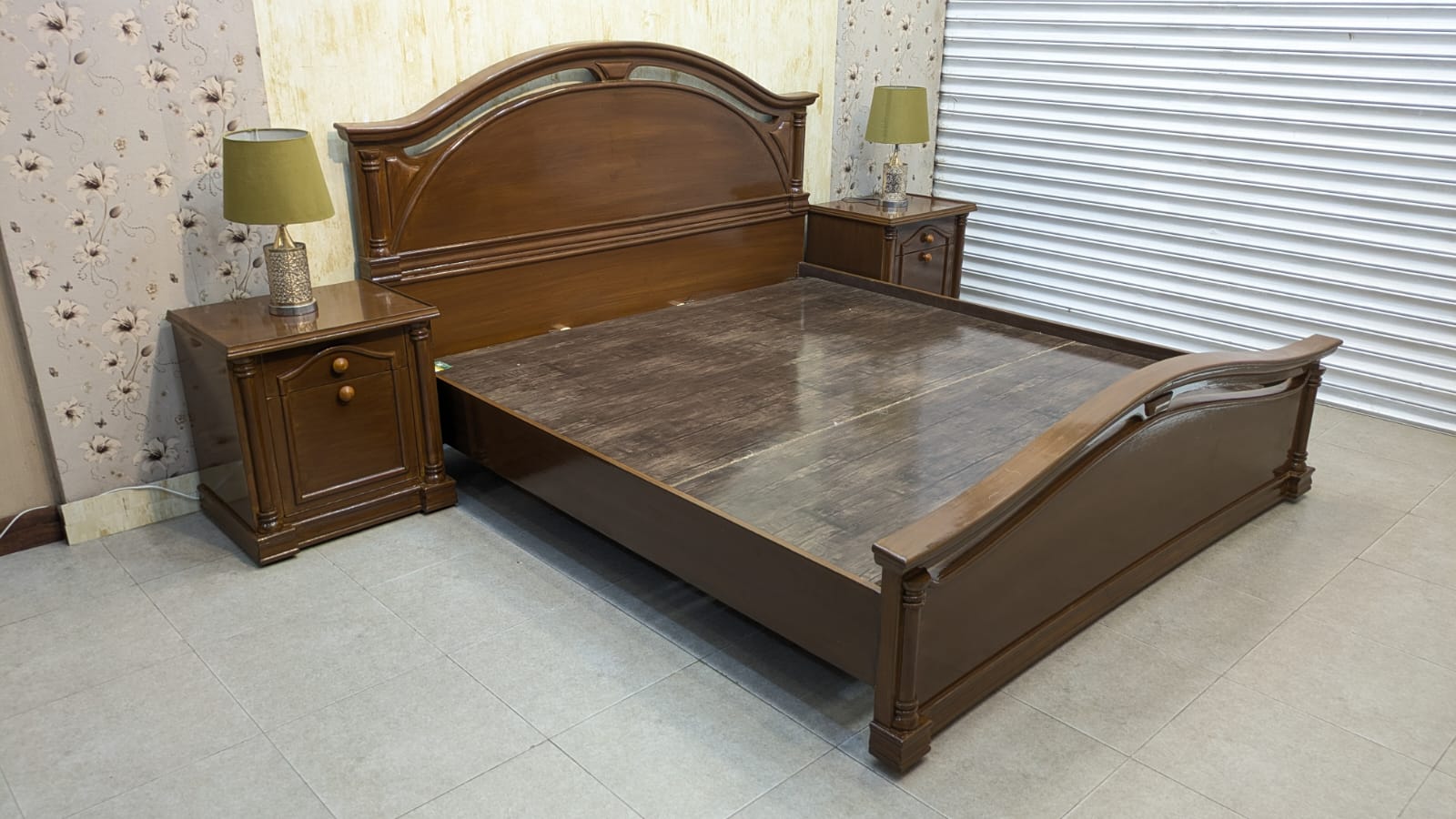 King Size Bed With 2 Side Tables
