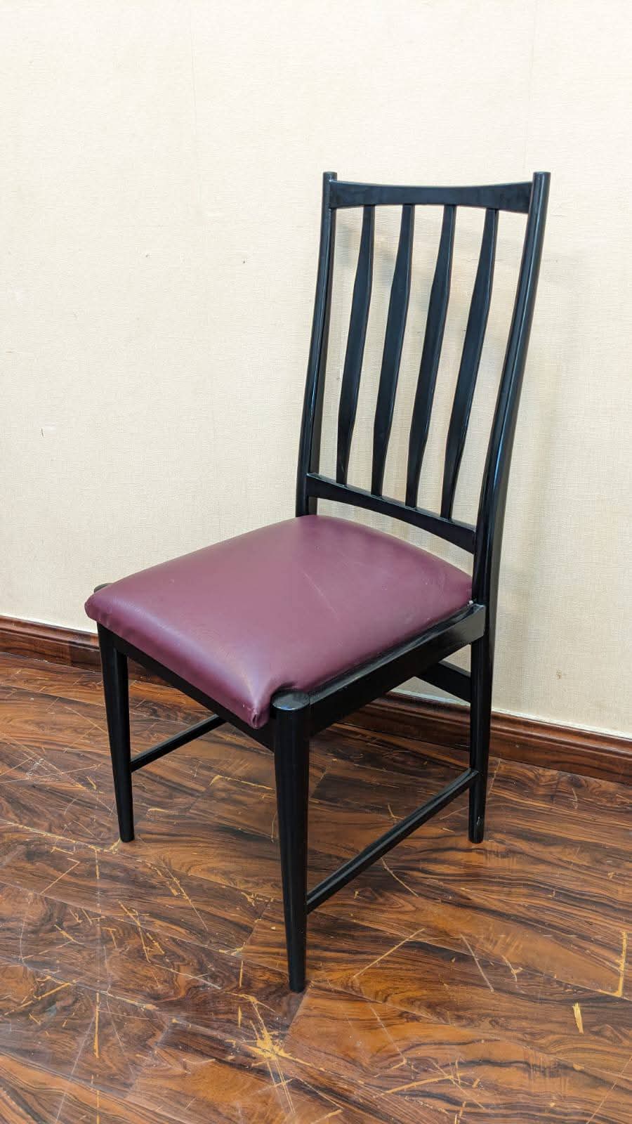 Extendable 6 Seater Dining Table with Extra Chair