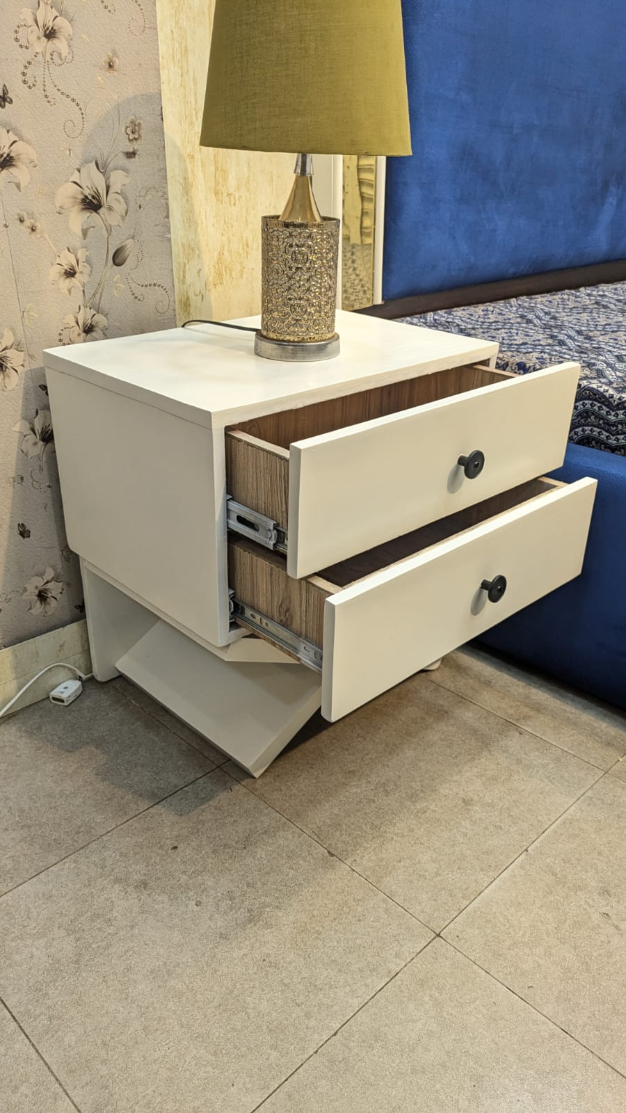King Size Bed With 2 Side Tables