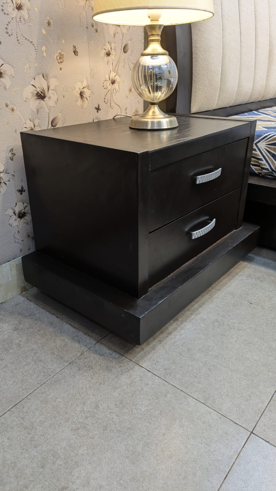 King Size Bed With 2 Side Tables