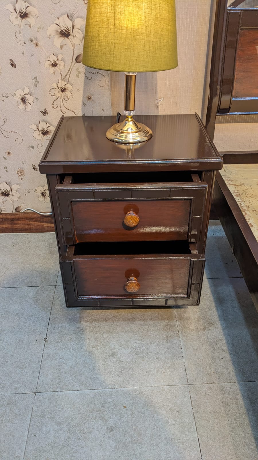 Queen Size Bed With 2 Side Tables