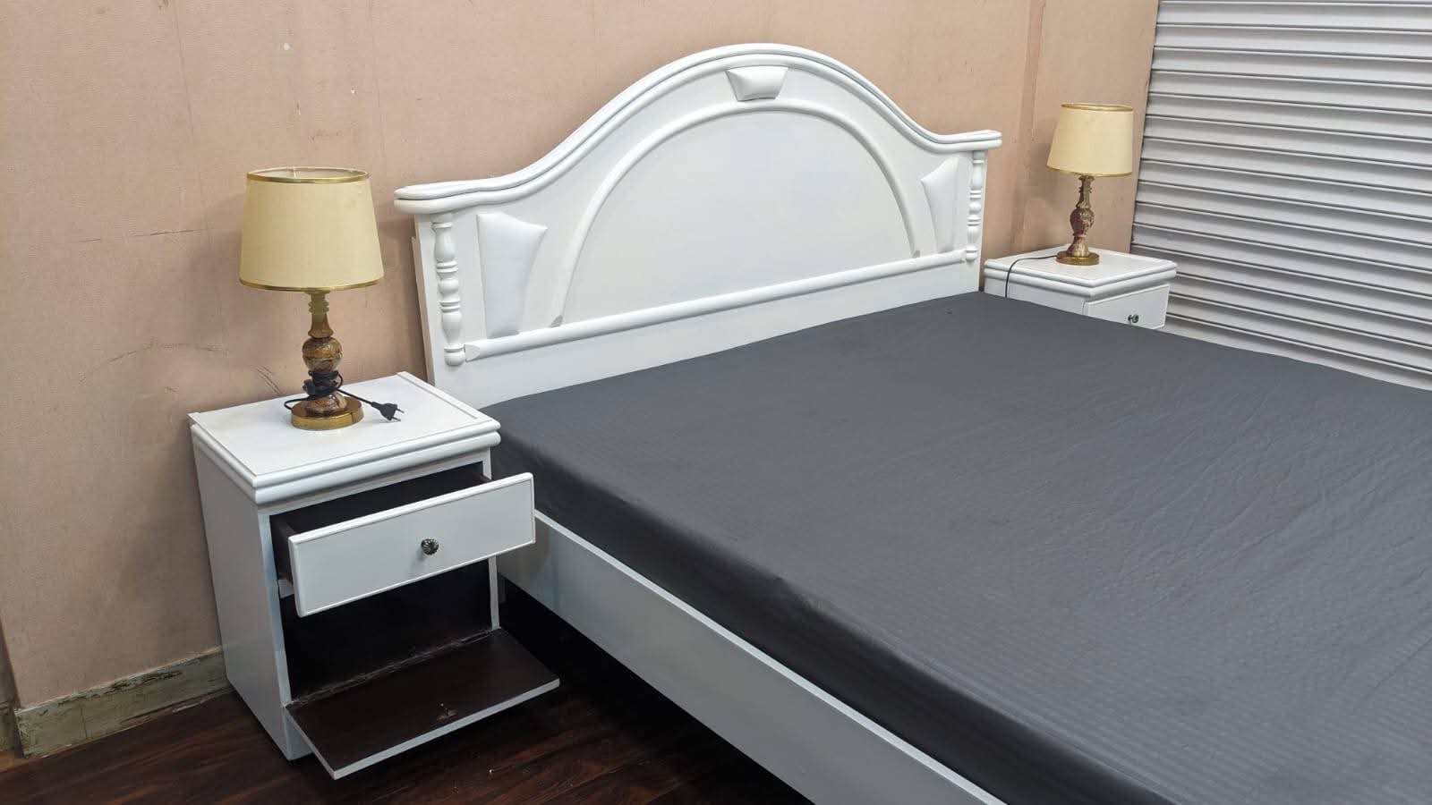 King Size Bed With 2 Side Tables