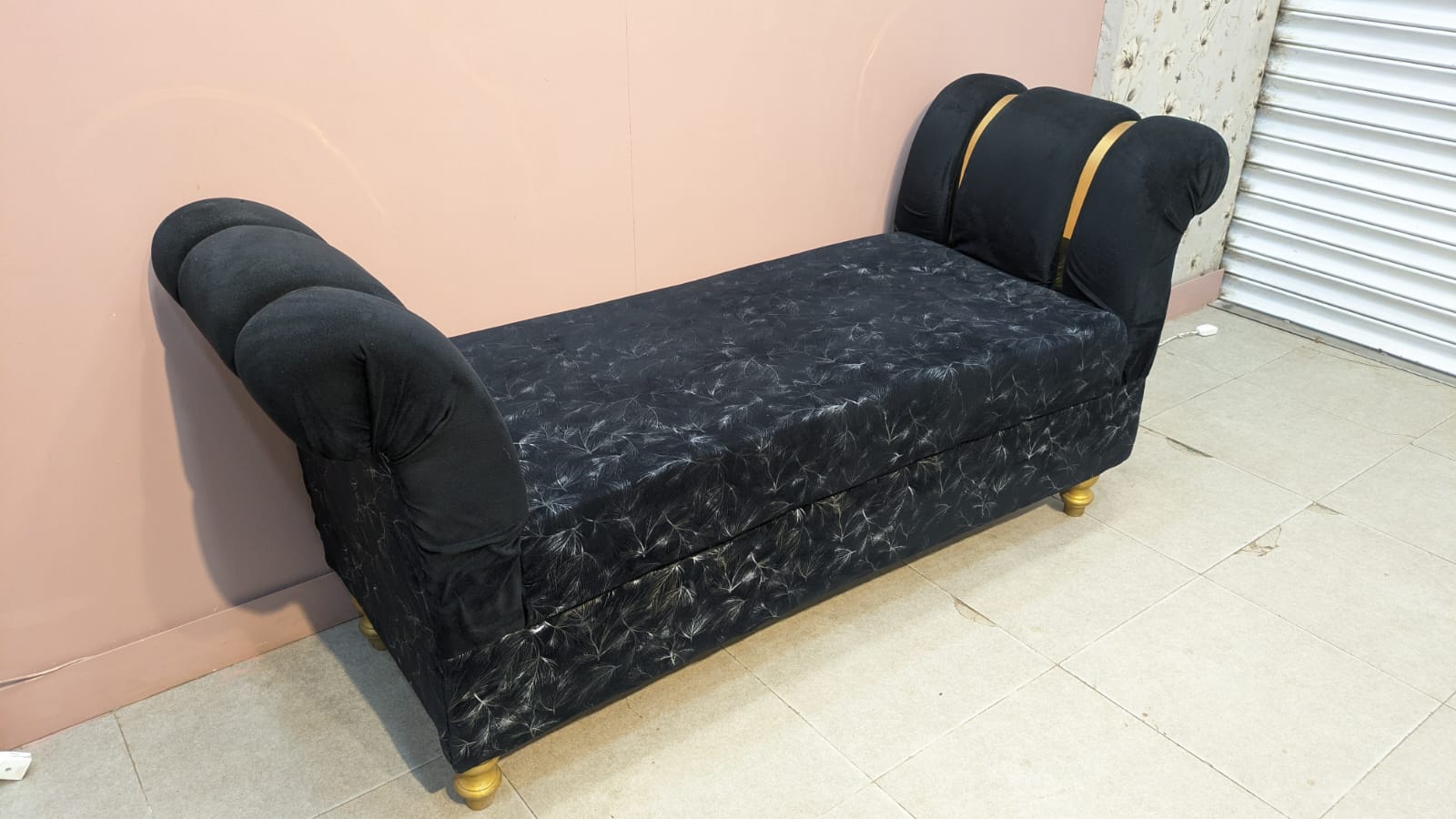 ELEGANT SETTEE WITH 2 MATCHING OTTOMANS