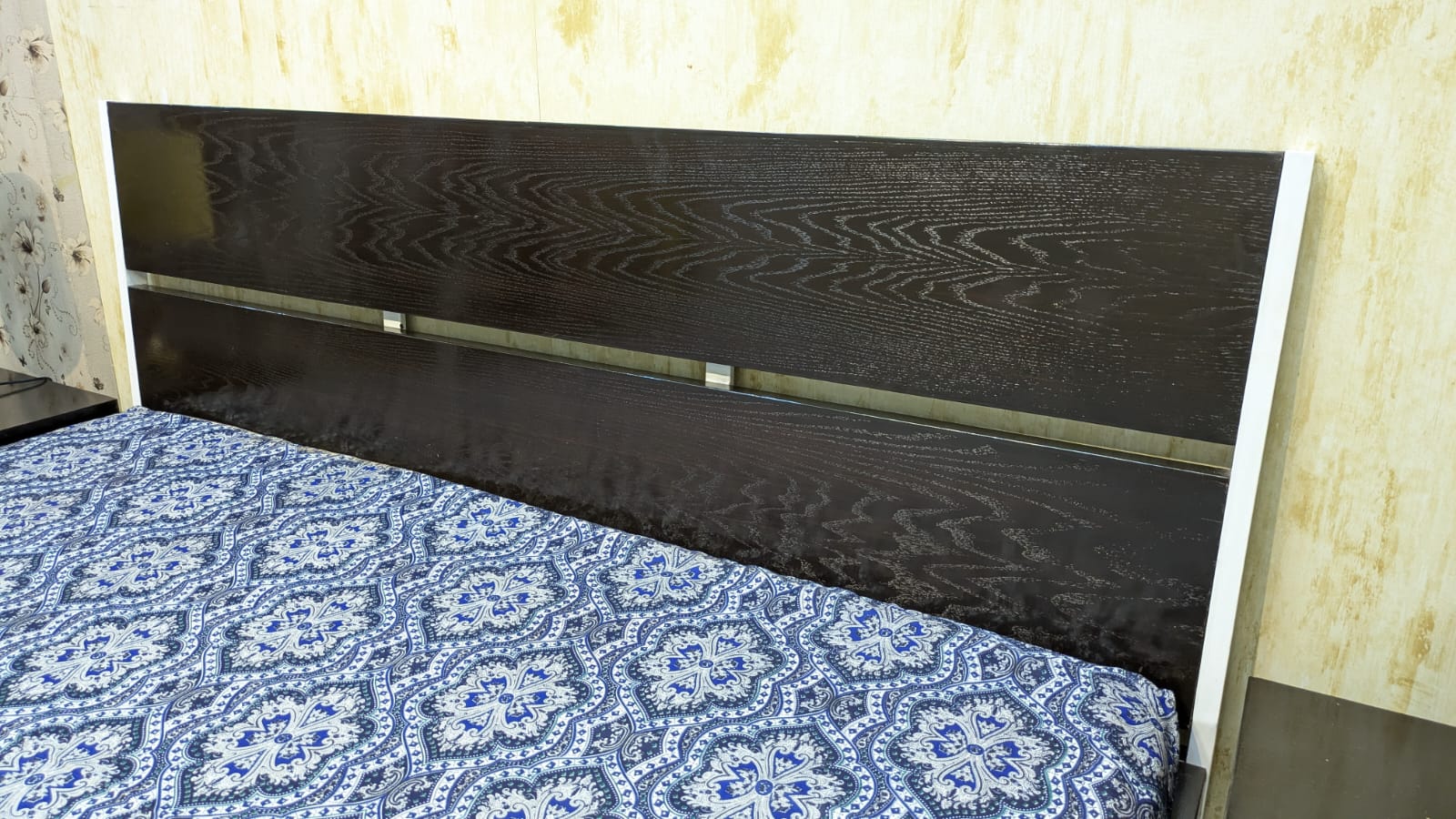 King Size Bed With 2 Side Tables
