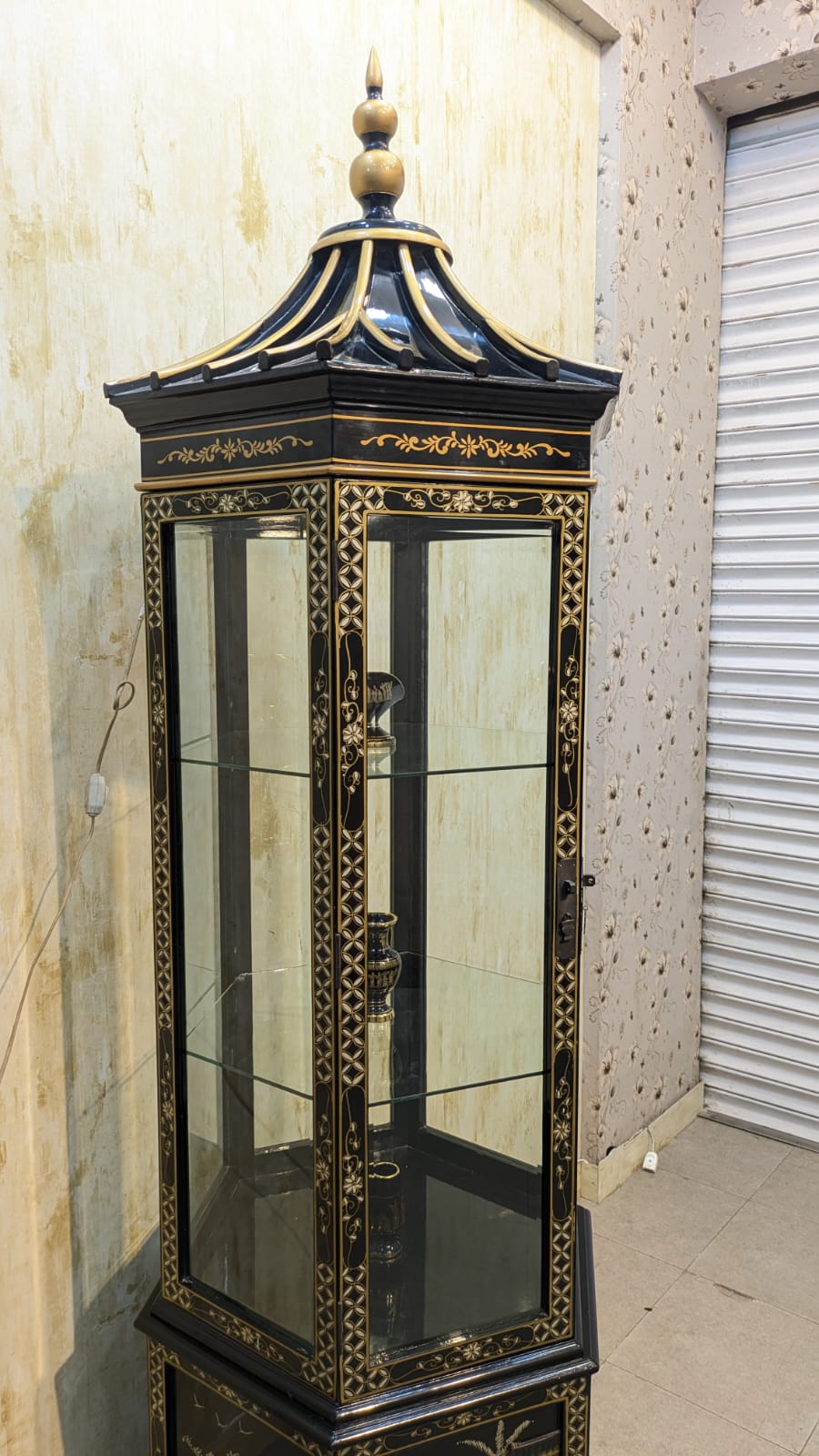 Chinese Black Lacquer Round Hexagon Pagoda Top Mother Of Pearl Showcase Display