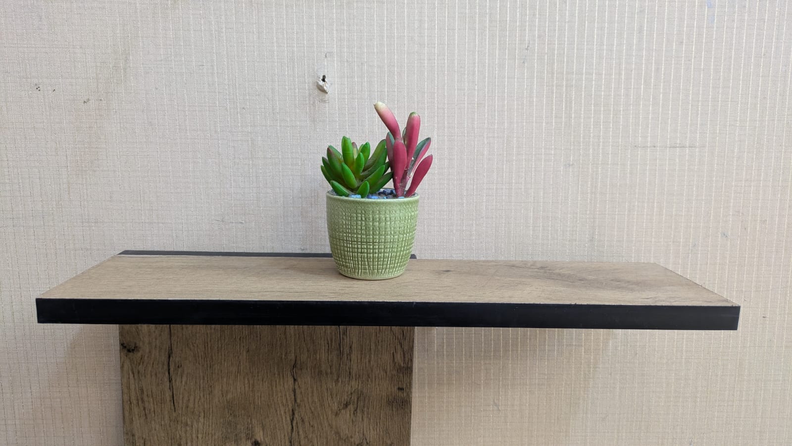 BRAND NEW WALL MOUNTED DISPLAY SHELF