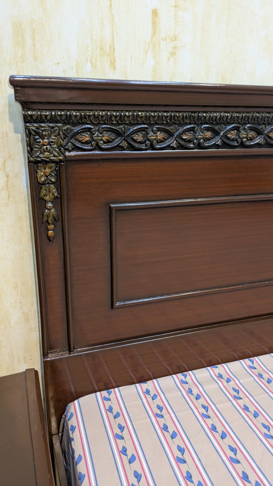 Elegant Sheesham Wood king Size Bed with 1 side table