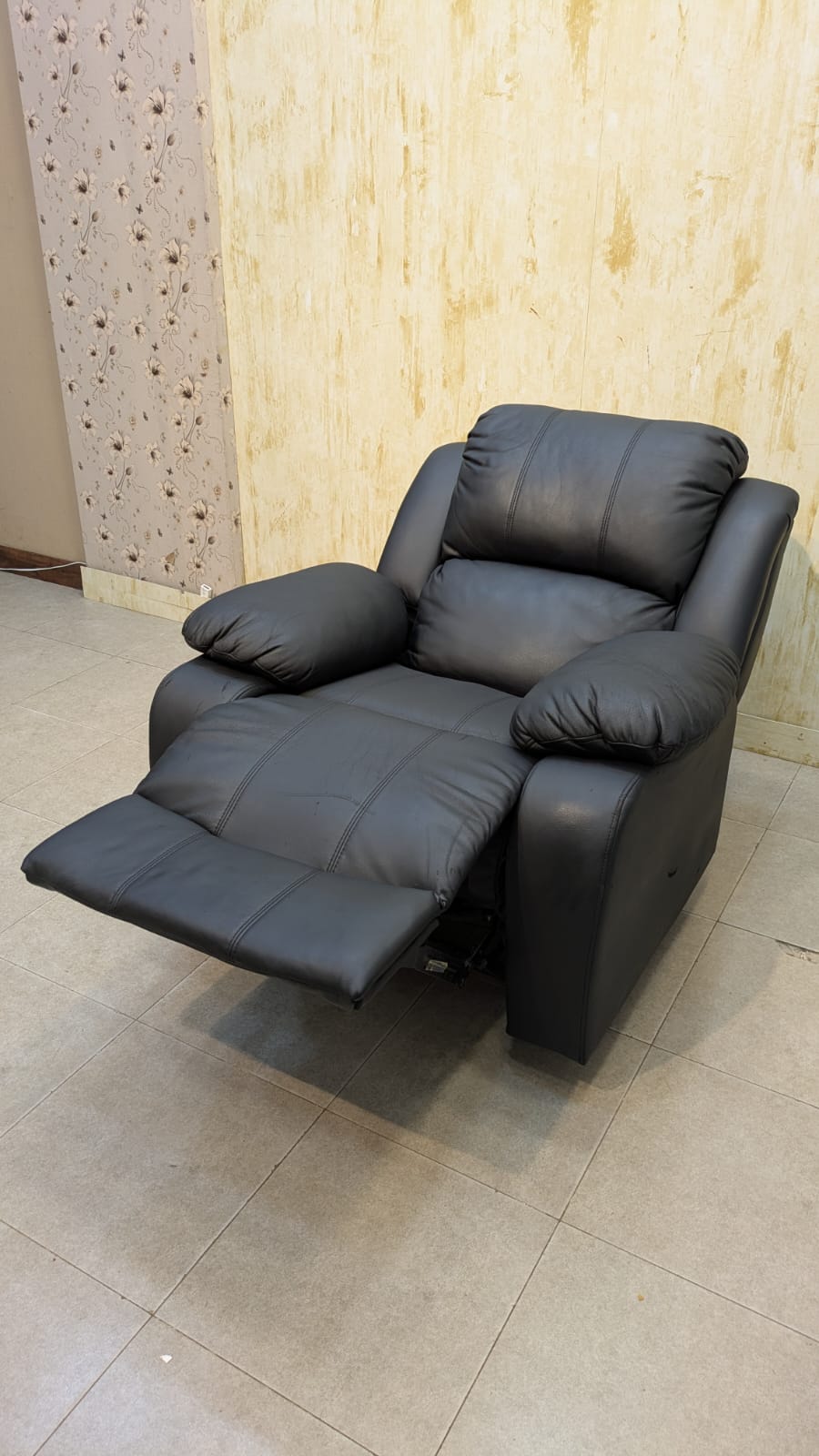 SUPER COMFORTABLE SKIN CONTACT LEATHER RECLINER