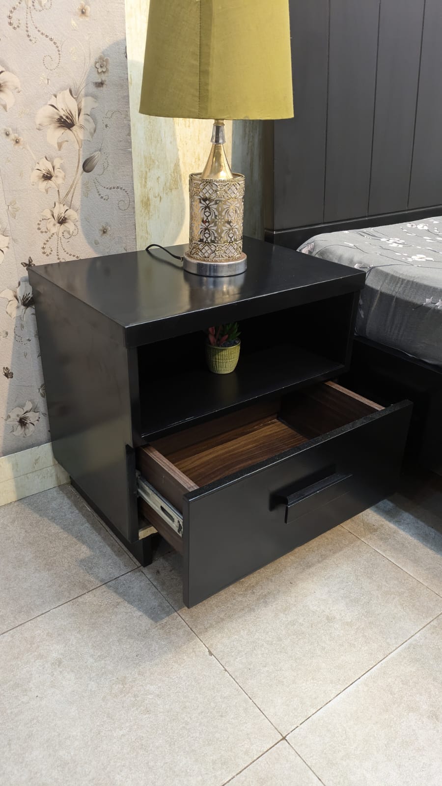 King Size Bed With 2 Side table