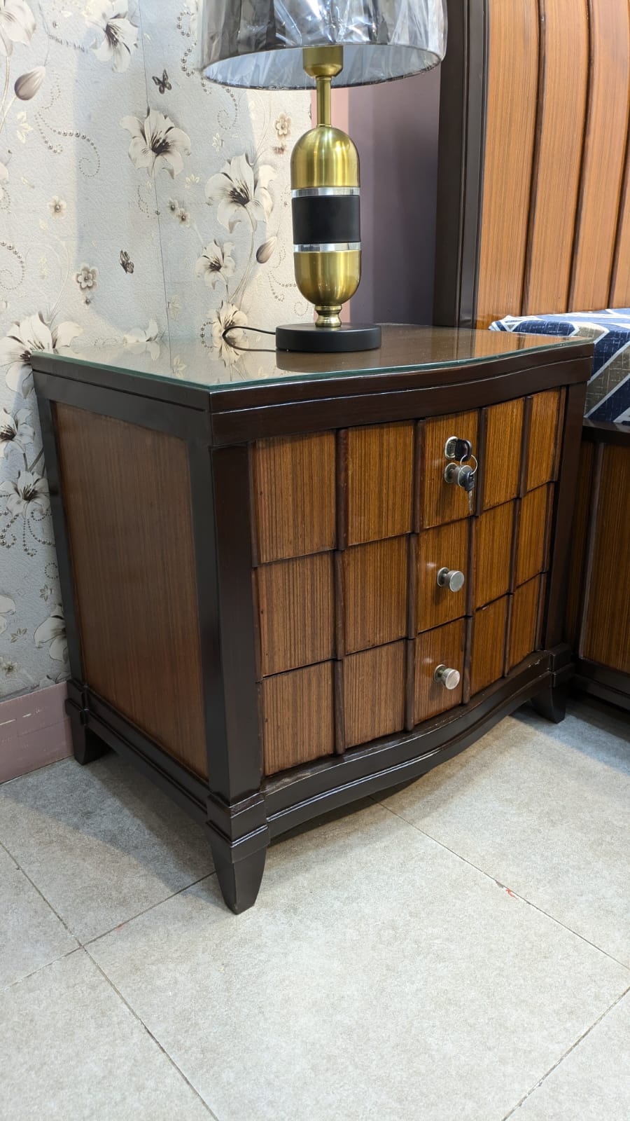 ELEGANT KING SIZE BED WITH 2 SIDE TABLES – STYLE MEETS SMART STORAGE!