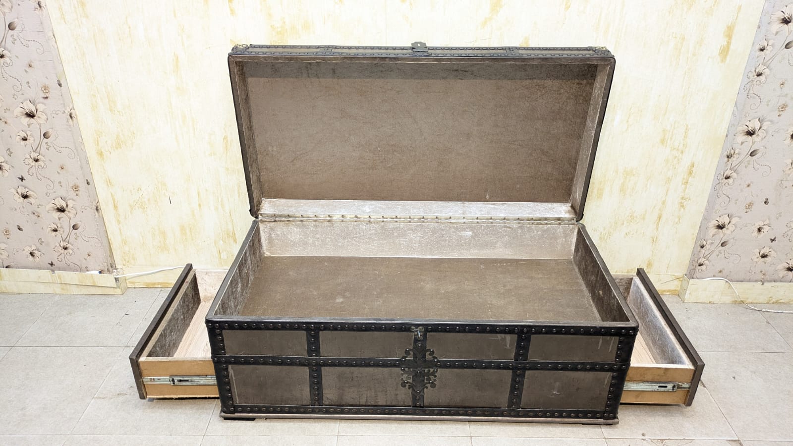 Beautiful Vintage Storage Trunk Elegant spacious
