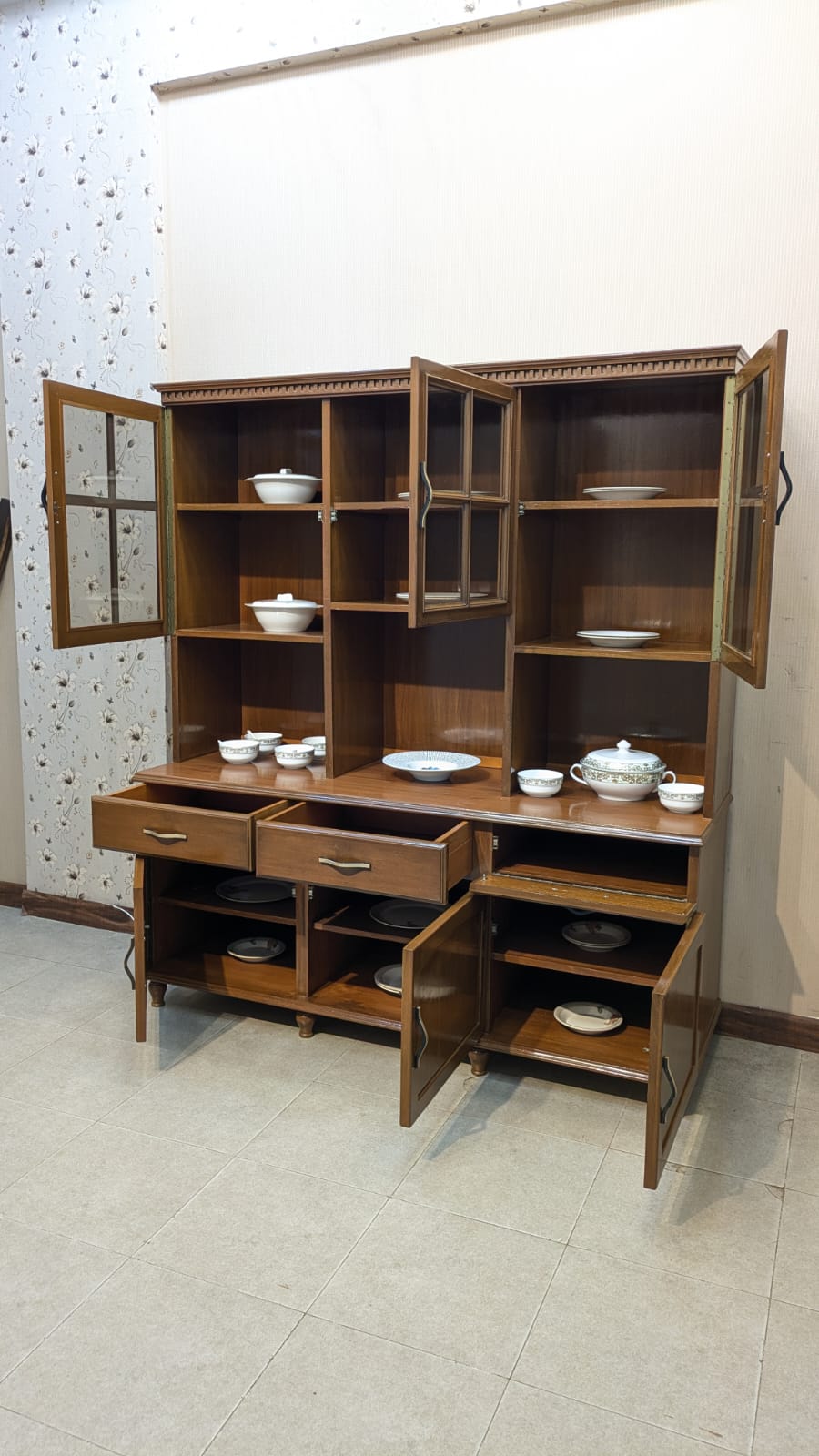 Beautiful Crockery Divider