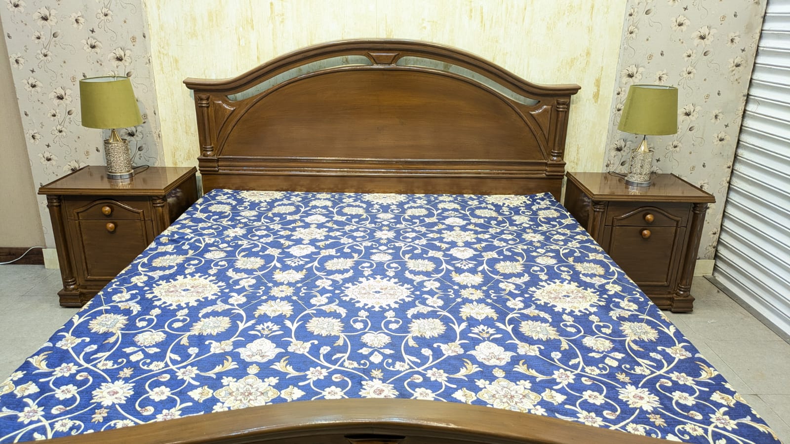 King Size Bed With 2 Side Tables