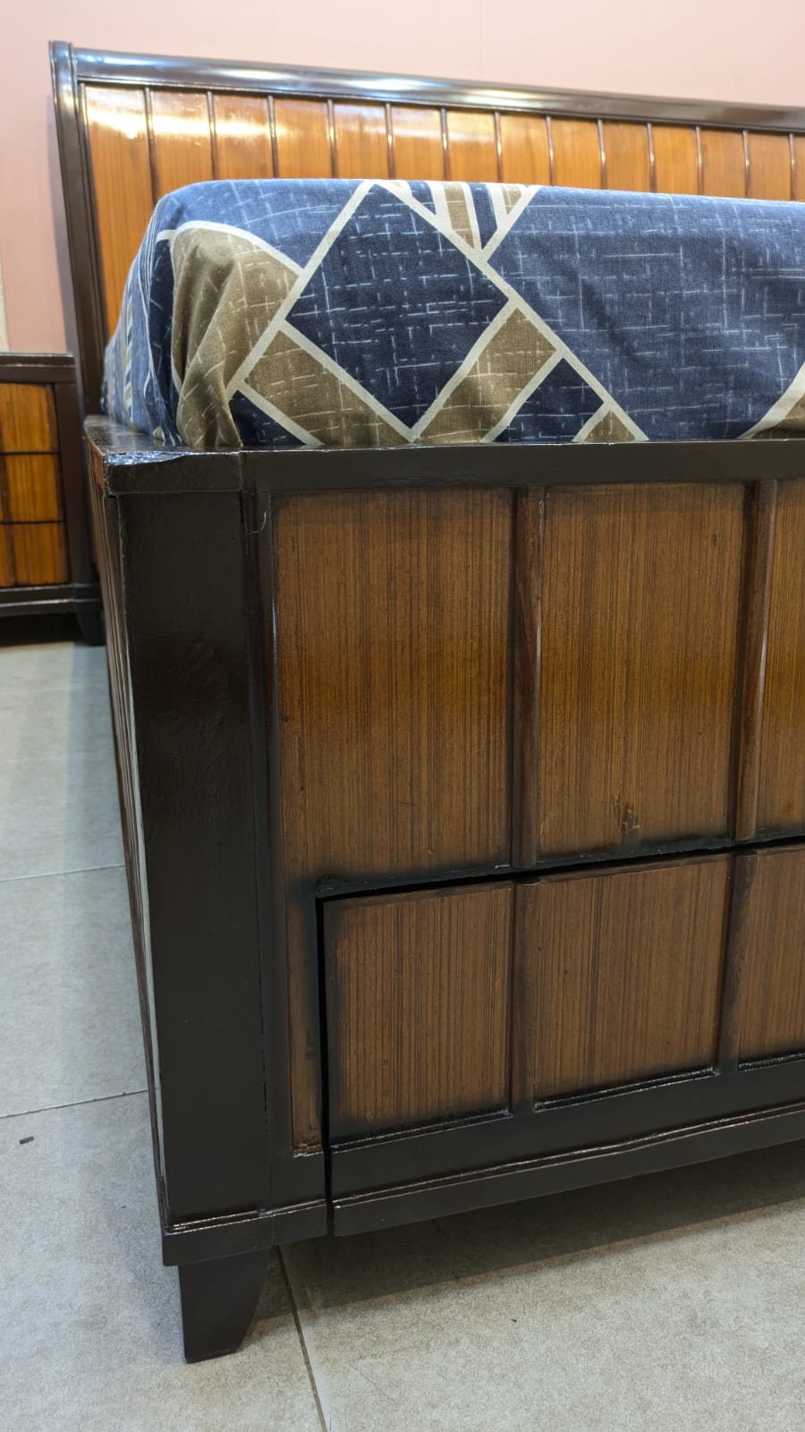 ELEGANT KING SIZE BED WITH 2 SIDE TABLES – STYLE MEETS SMART STORAGE!