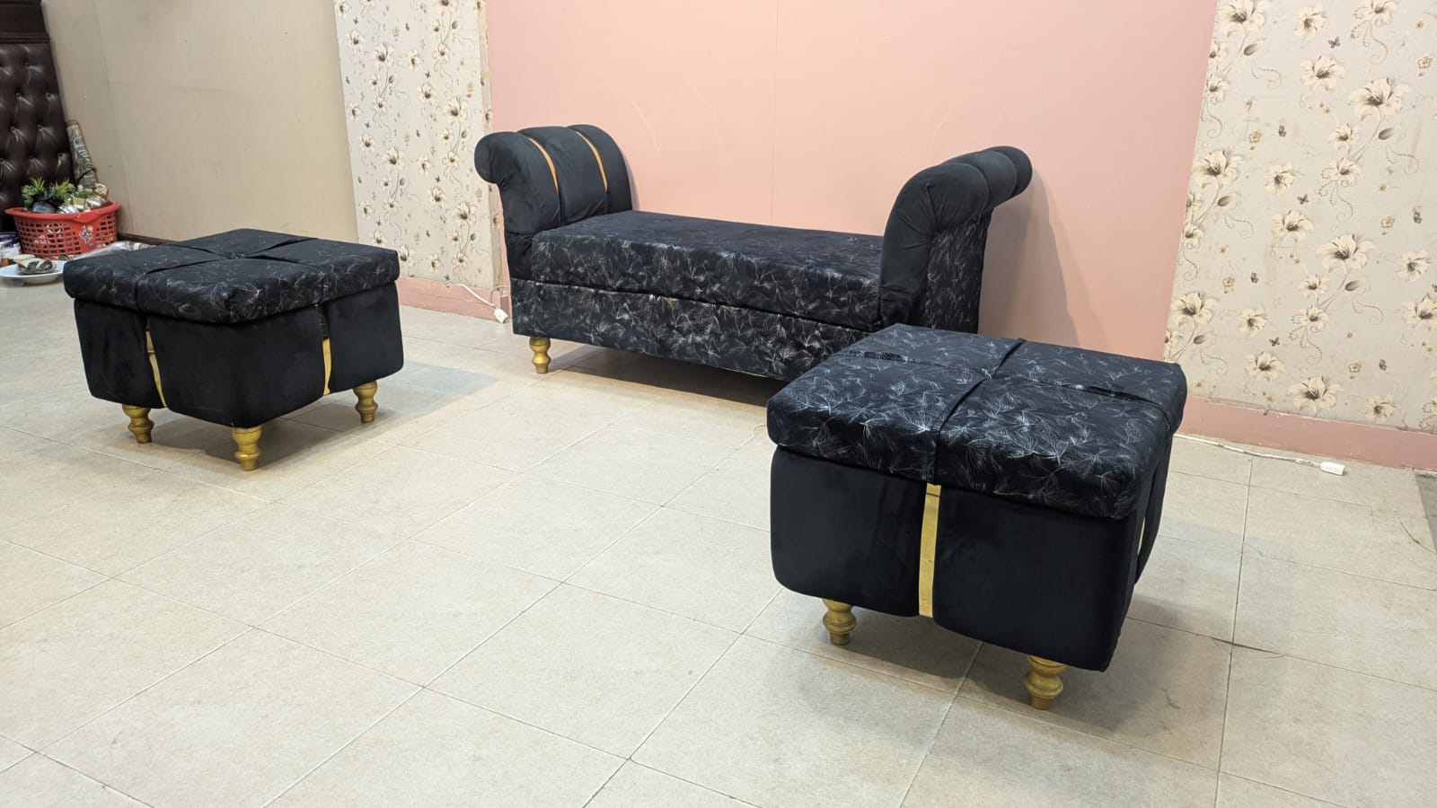 ELEGANT SETTEE WITH 2 MATCHING OTTOMANS