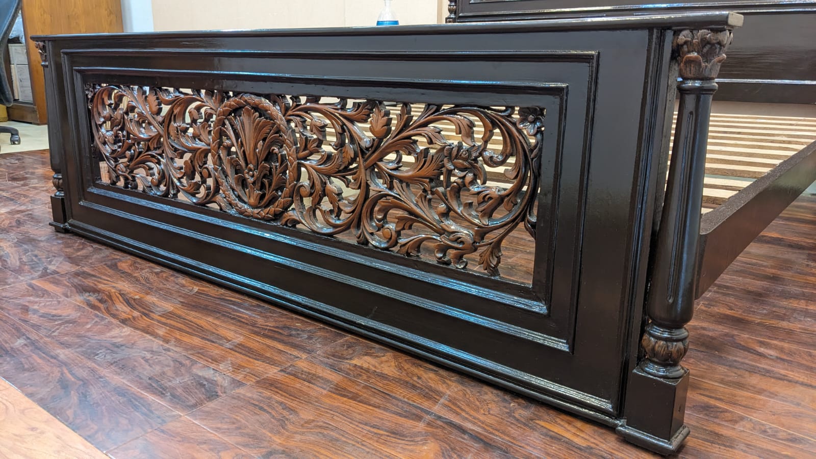 King Size Bed With 2 Side Tables