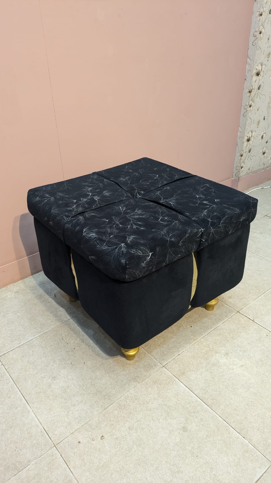 ELEGANT SETTEE WITH 2 MATCHING OTTOMANS