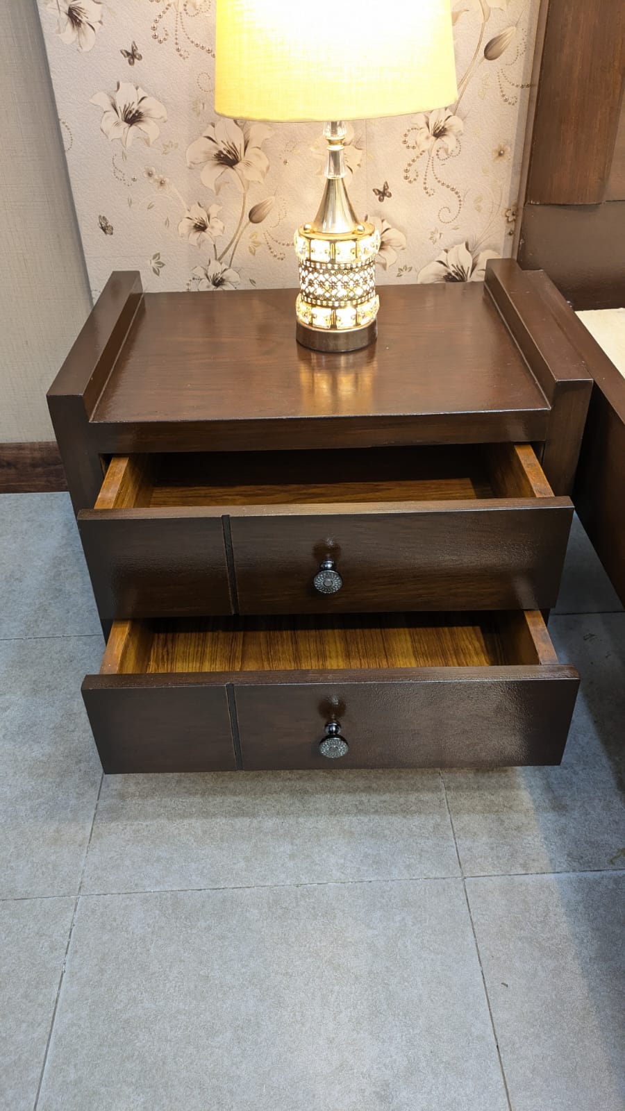 Pair Of Single Beds with 2 Side Tables