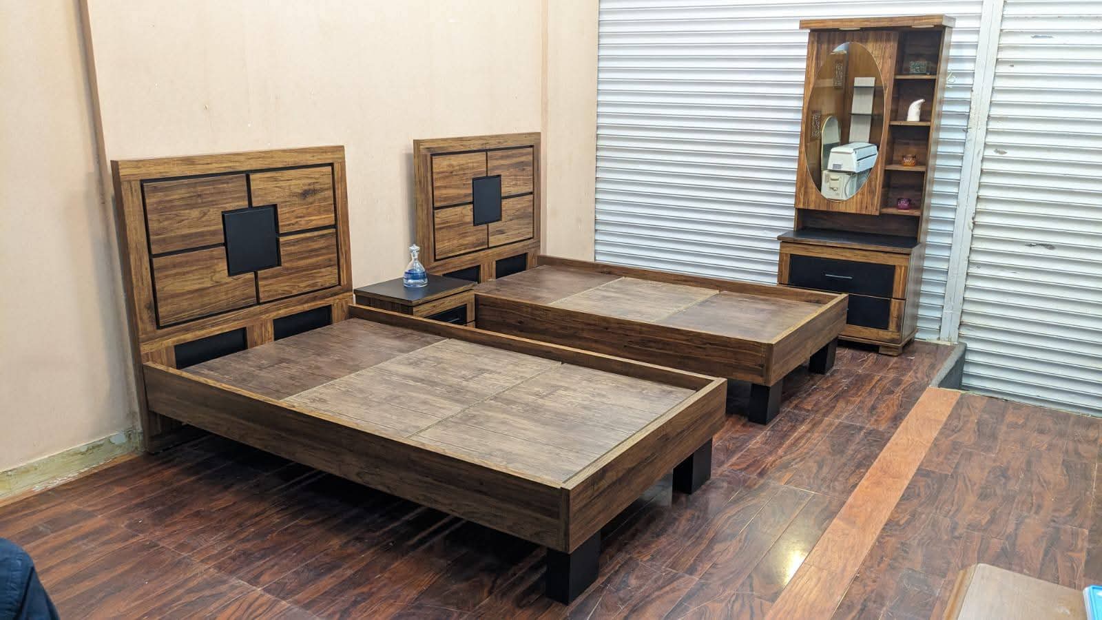 New Pair Of Bed With Shared Side Table & Dressing Table