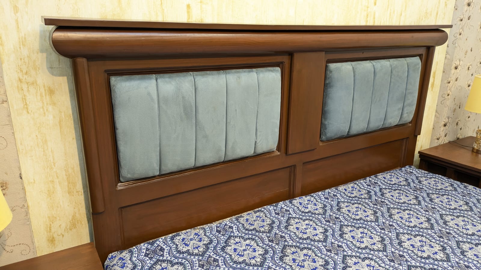 King Size Bed With 2 Side Tables