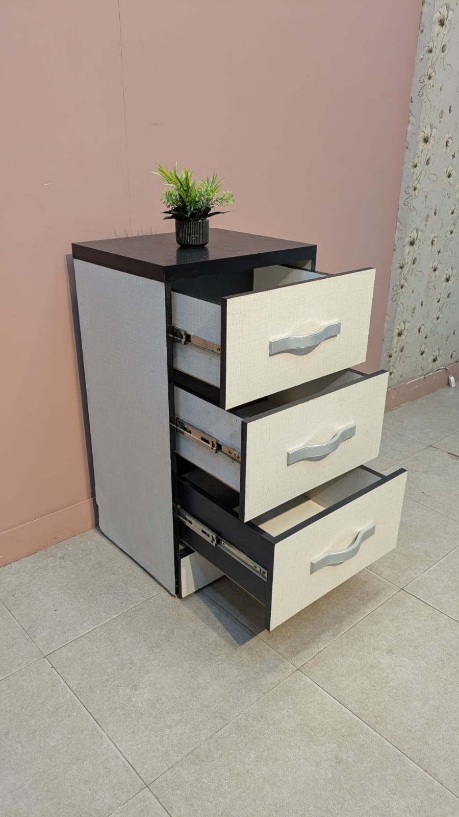 MODERN 3-DRAWER CHEST OF DRAWERS